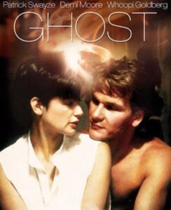 Cena do filme Ghost – Do Outro Lado da Vida com Patrick Swayze e Demi Moore nos anos 90